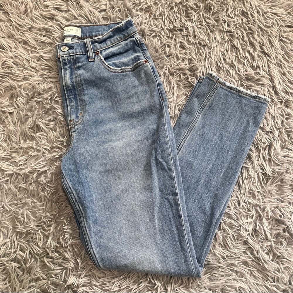 Abercrombie & Fitch Curve Love The 90’s Slim Straight Ultra High Rise Je…